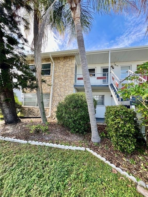 5920 18th Street N - Photo 1