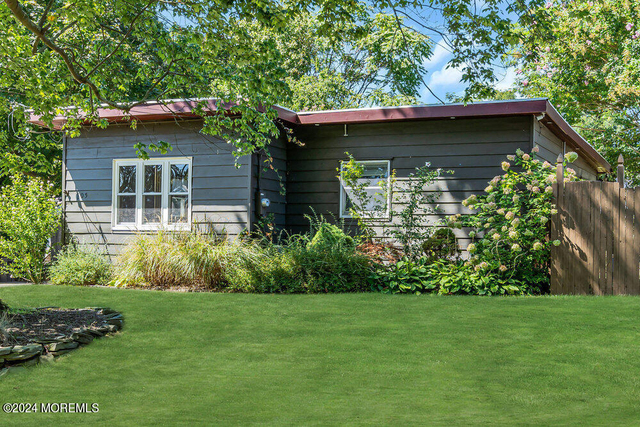 105 Longfellow Avenue - Photo 1