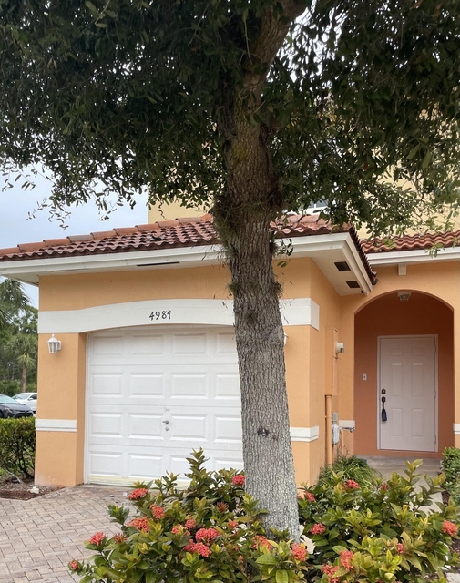 4987 Se Mariner Garden Circle - Photo 1