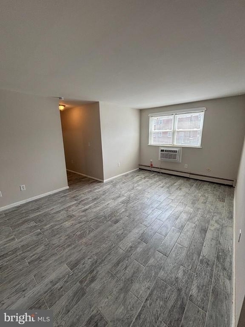 712 W 39th Street - Photo 1