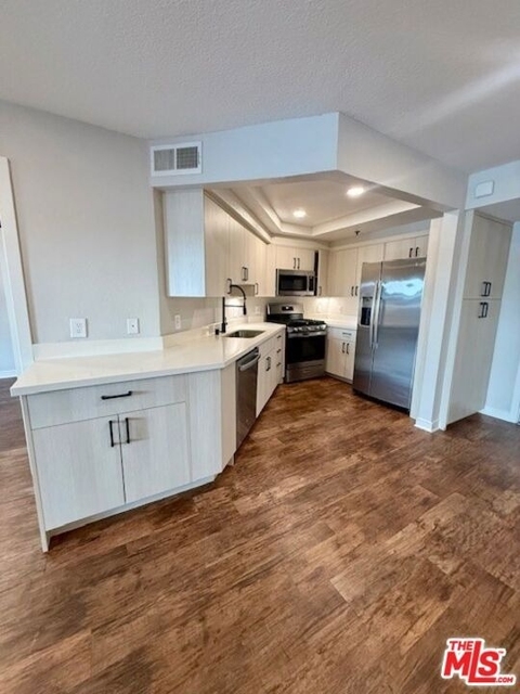 7660 Beverly Boulevard - Photo 1
