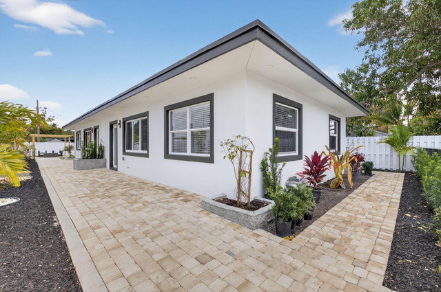 341 Se 3rd Avenue - Photo 1