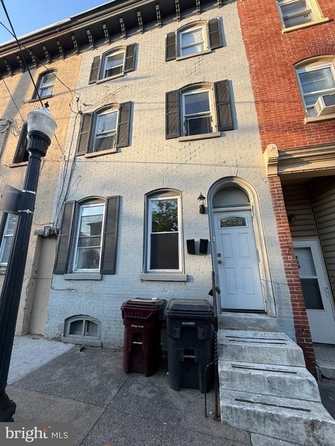 715 W 8th - Photo 1