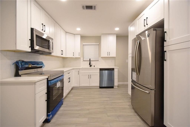 8600 Fathom Cir - Photo 1