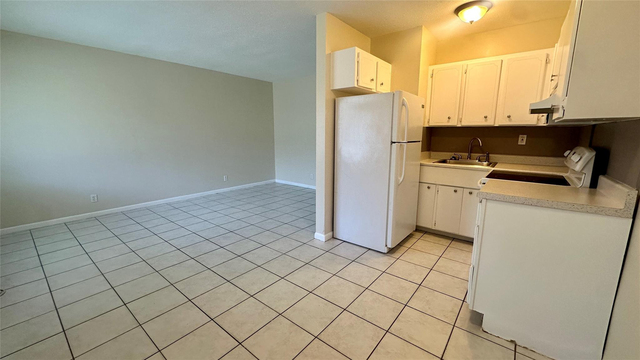 717 Se 16th Street - Photo 1