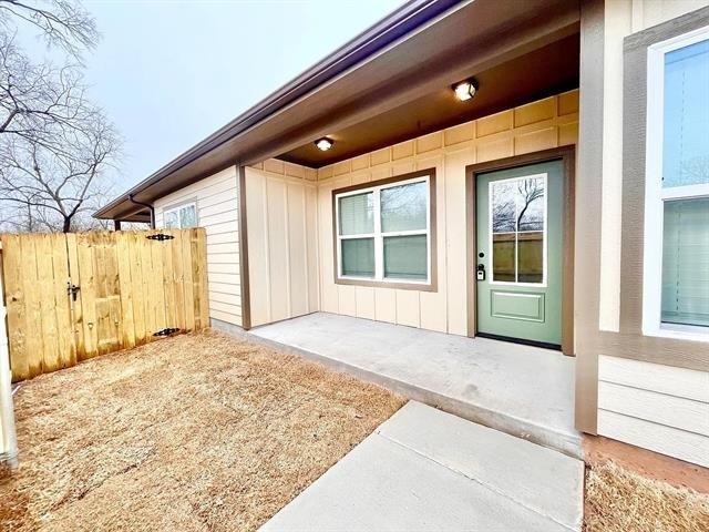 327 E Nelson Street - Photo 1