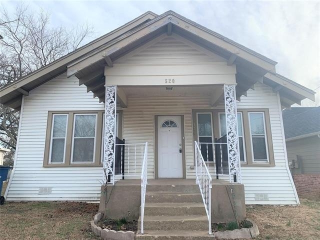 520 E Day Street - Photo 1