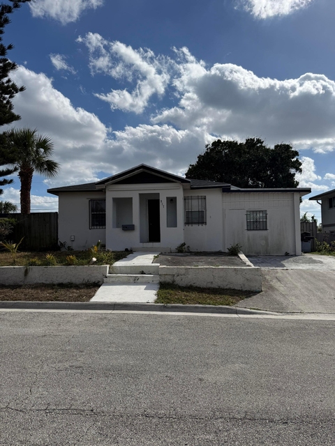 917 W 7th Street - Photo 1
