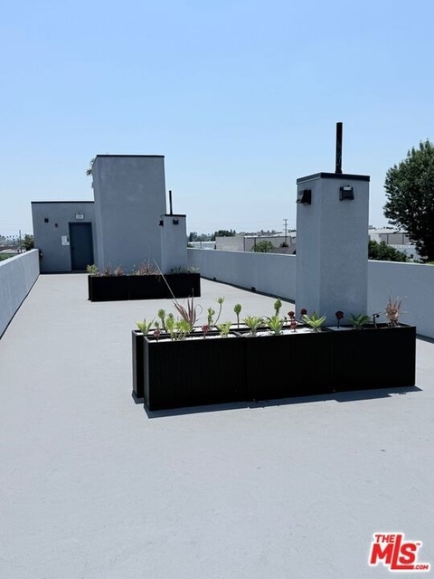 1039 E 28th Street - Photo 1