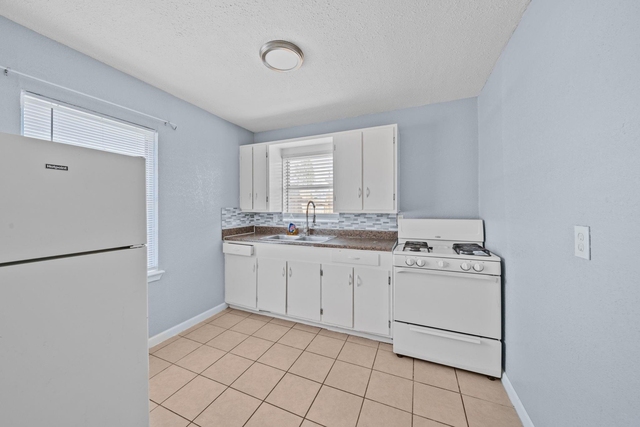 904 Beverly Avenue - Photo 1