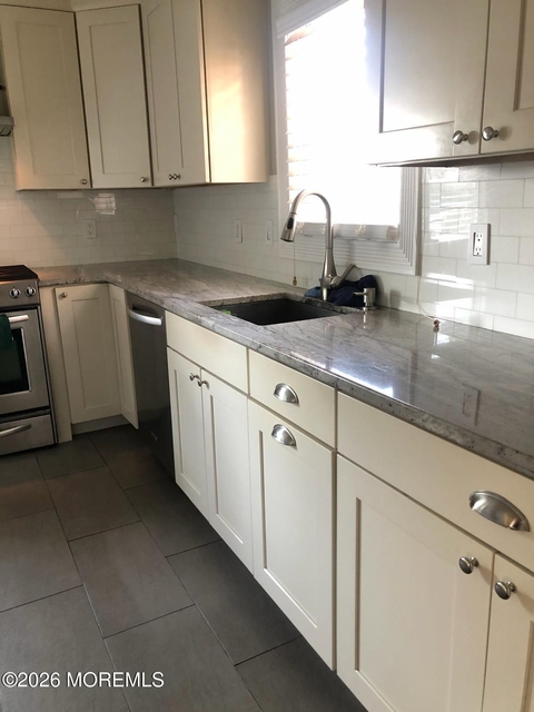 1004 Van Court Avenue - Photo 1