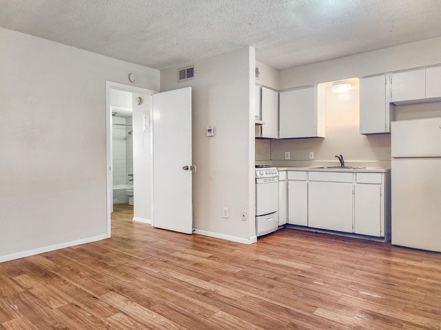 924 E Dean Keeton St - Photo 1