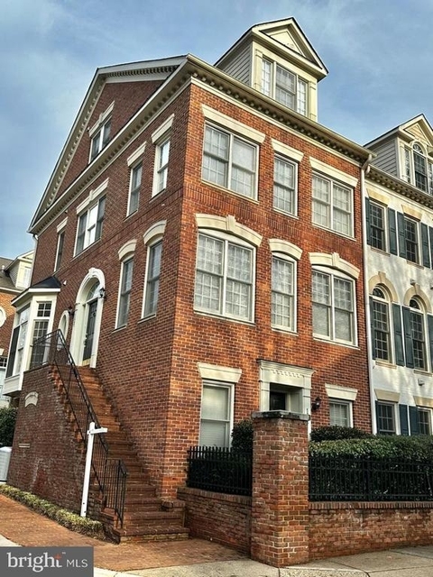 1607 Seneca Avenue - Photo 1