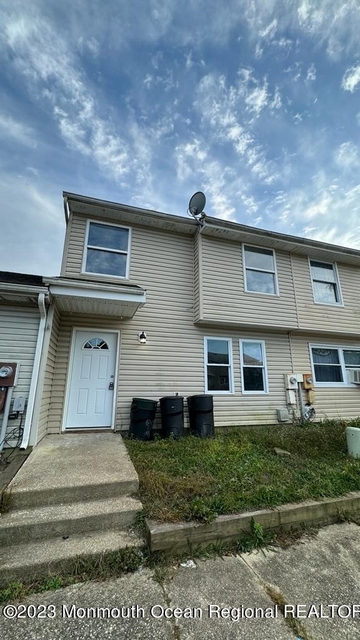 79 Lexington Boulevard - Photo 1