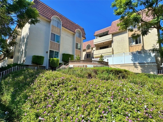 5625 Sumner - Photo 1