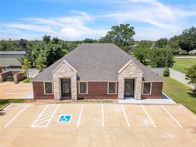207 E Memorial Road - Photo 1