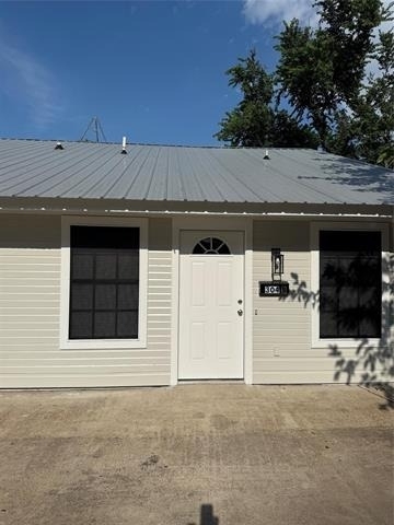 304 E Hickory Street - Photo 1