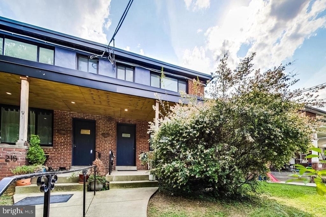 213 Hawaii Avenue Ne - Photo 1