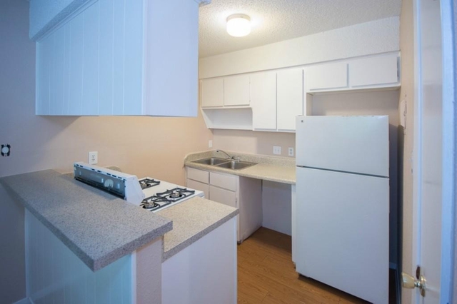 400 W 34th St - Photo 1