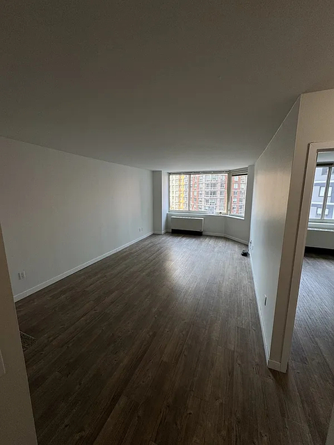 250 West 50th Street - Photo 1