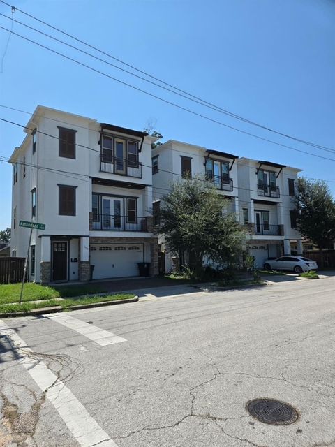 1520 Amundsen Street - Photo 1