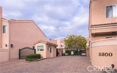 5200 White Oak Avenue - Photo 1