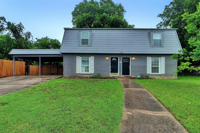 1302 E Saint Johns Ave - Photo 1