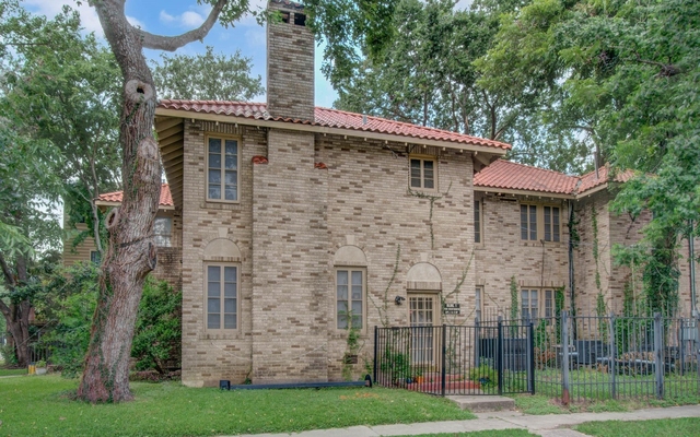 1428 Wentworth Street - Photo 1
