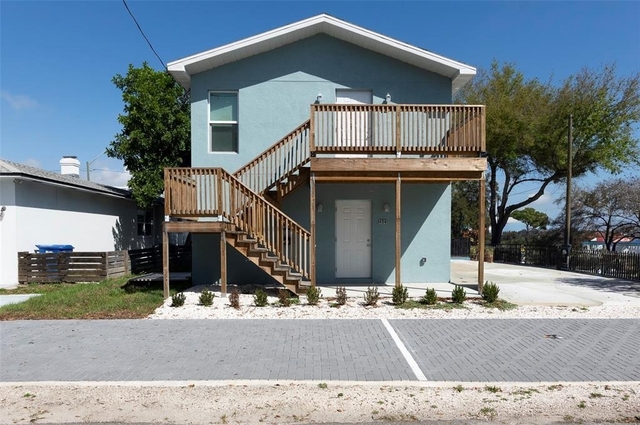 454 21st Street N - Photo 1