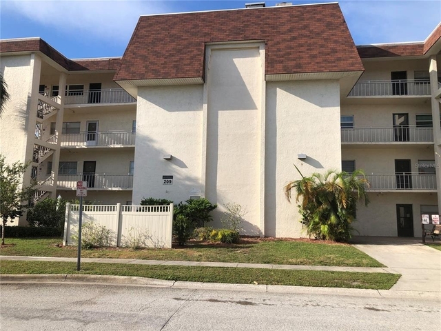 209 Ne Lincoln Circle N - Photo 1