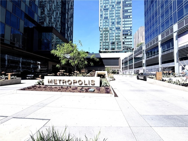 889 Francisco - Photo 1