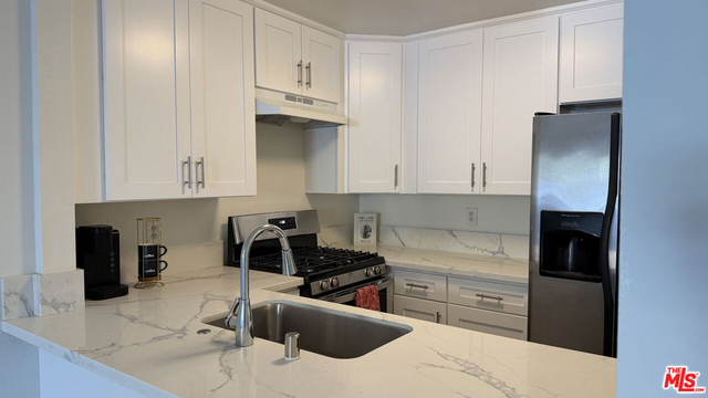 326 S Manhattan Place - Photo 1