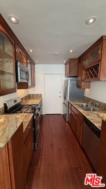 960 Larrabee Street - Photo 1