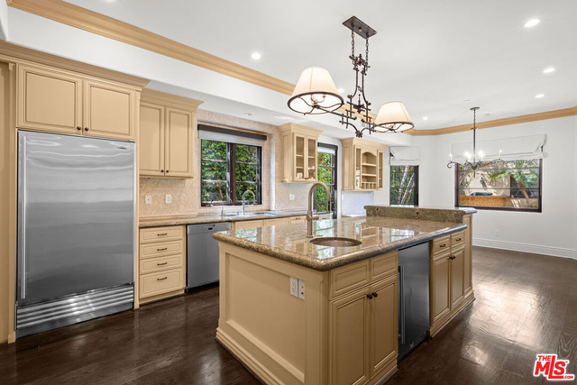 305 N Palm Drive - Photo 1