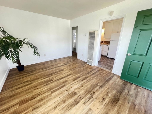 4064 Oakcrest Dr - Photo 1