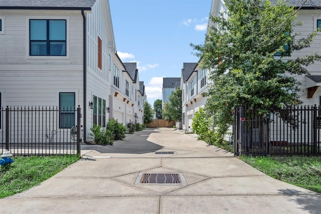 909 Oak Street - Photo 1