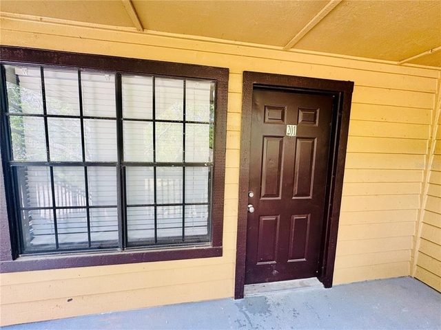 385 Woodside Drive - Photo 1