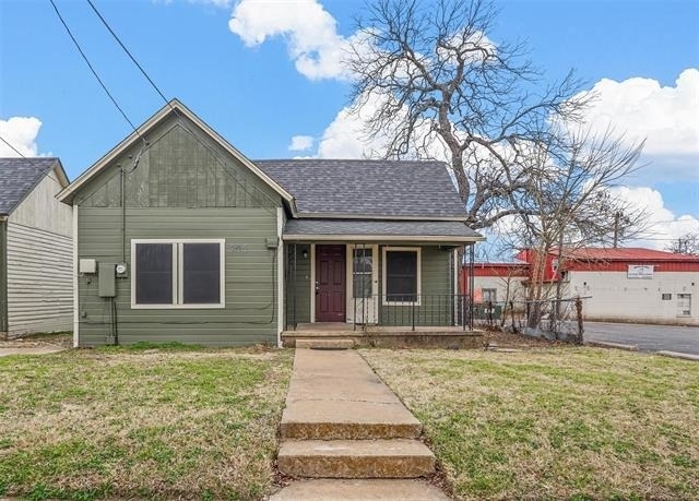 908 E Houston Street - Photo 1