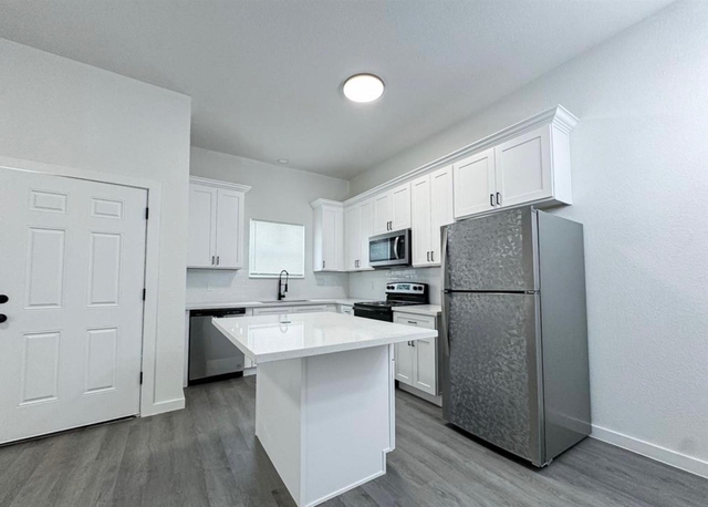 328 Clearwater St - Photo 1