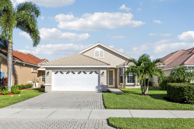 726 Sw Aruba Bay - Photo 1