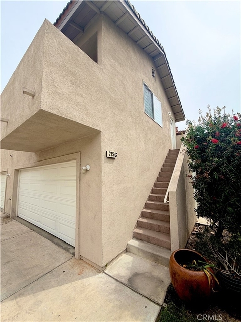215 N Spruce Avenue - Photo 1
