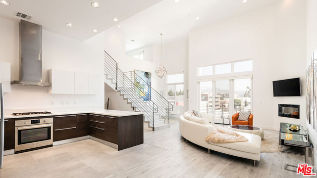 118 S Kenwood Street - Photo 1