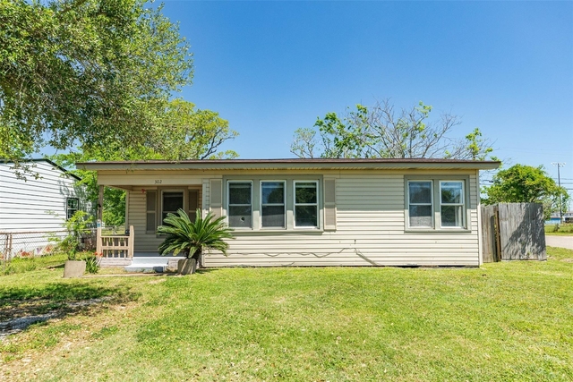 302 W 8th Street - Photo 1
