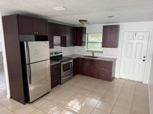336 Ne 12th Avenue - Photo 1