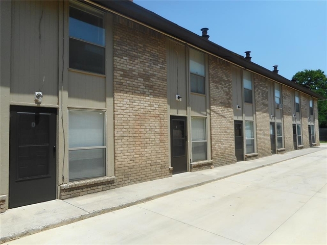 2504 N Hudson Avenue - Photo 1