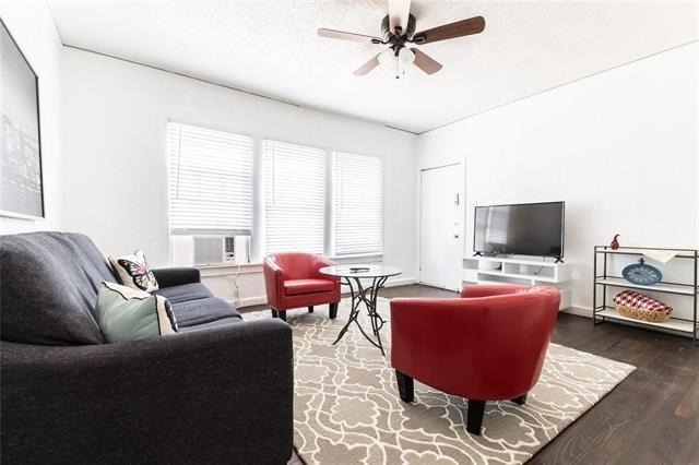 320 W Canty Street - Photo 1