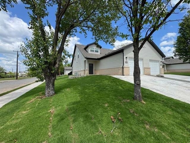 419 W Dulin Street - Photo 1
