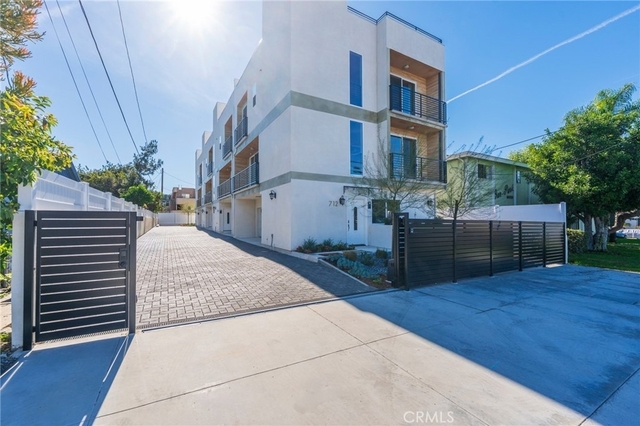 712 N Chestnut Avenue - Photo 1