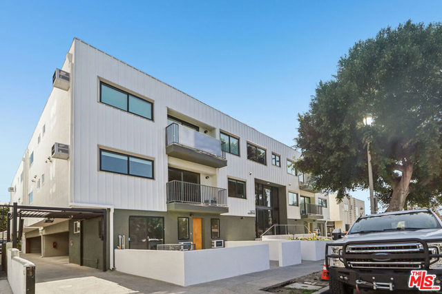 1422 Tamarind Avenue - Photo 1