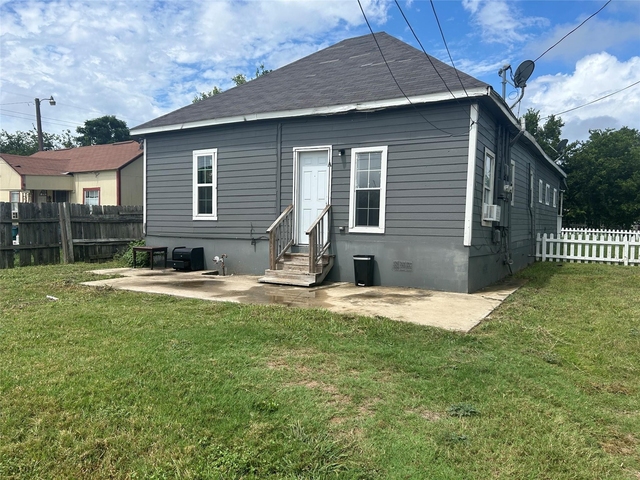 400 Symes St - Photo 1